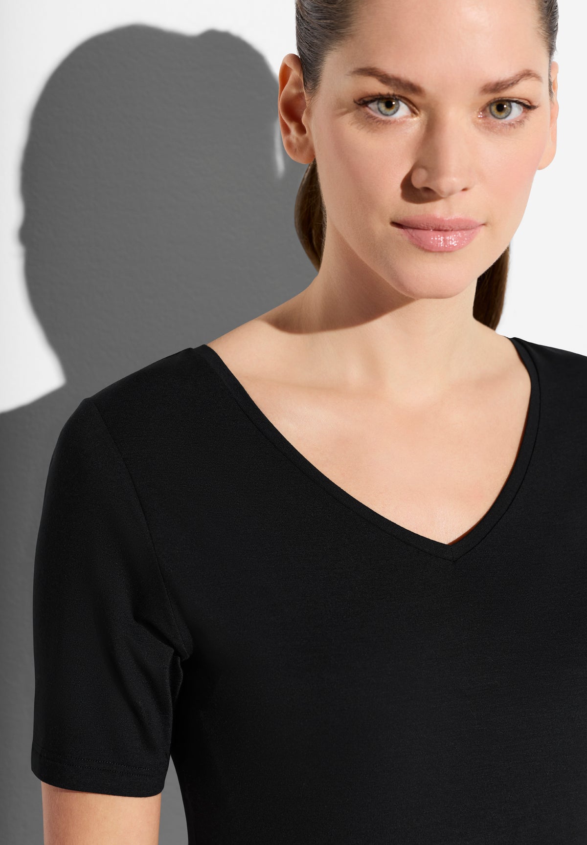 Pureness | T-Shirt kurzarm V-Ausschnitt aus Modal, Body Fit - schwarz