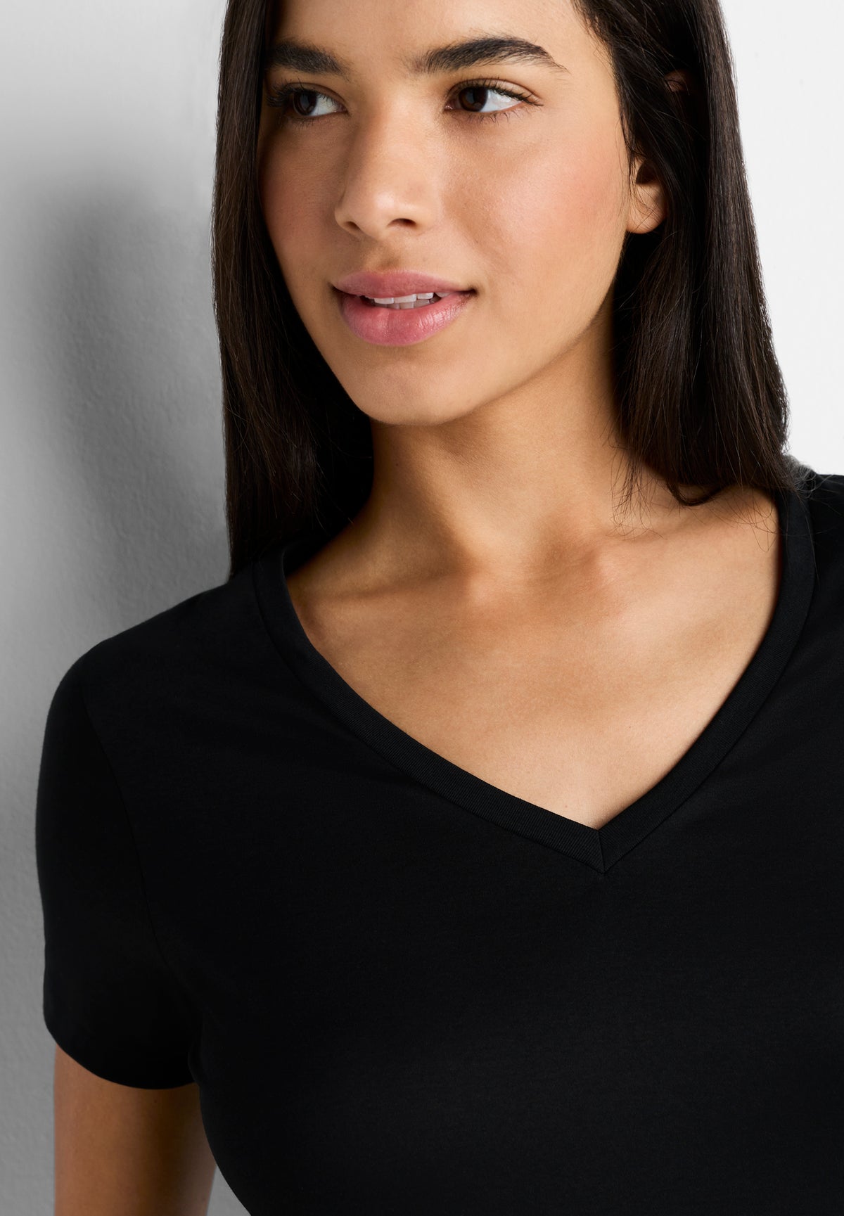 Sea Island | T-Shirt kurzarm V-Ausschnitt, Swissmade Ready-to-Wear für Damen - schwarz
